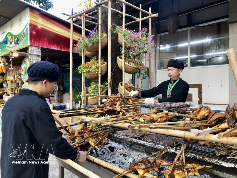 西贡旅游总公司美味佳肴和美食文化节介绍各地的美味佳肴。图自越通社