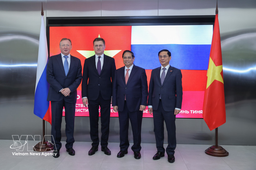 越南政府总理范明政(右二)、俄罗斯联邦副总理亚历山大·诺瓦克(左二)、越南政府副总理裴青山(右一)和扎鲁别日石油公司(左一)合影。图片来源:越通社