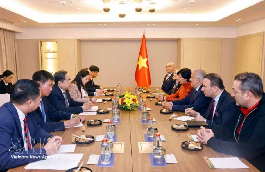 越南国会主席陈青敏会见越南驻土耳其伊斯坦布尔市名誉领事阿里·泰佐尔梅兹